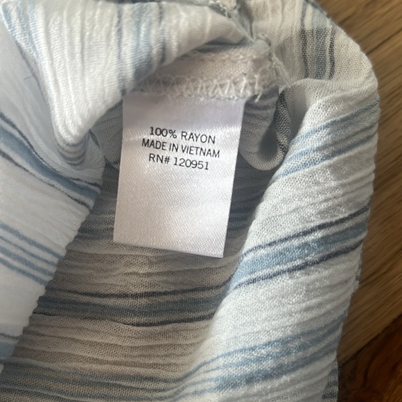 SO Striped Button Down Crop Top Size M - Picture 5 of 6